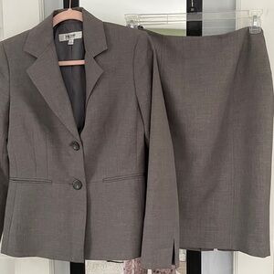 Jones Studio vintage gray suit includes jacket and skirt (fully lined), size 4